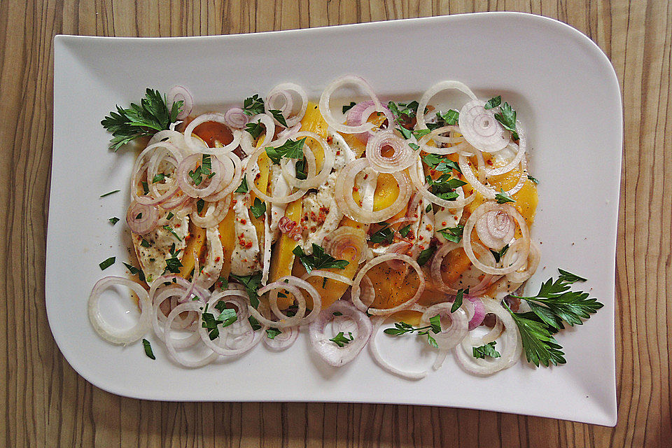 Büffelmozzarella mit Mangoscheiben und  fruchtigem Dressing