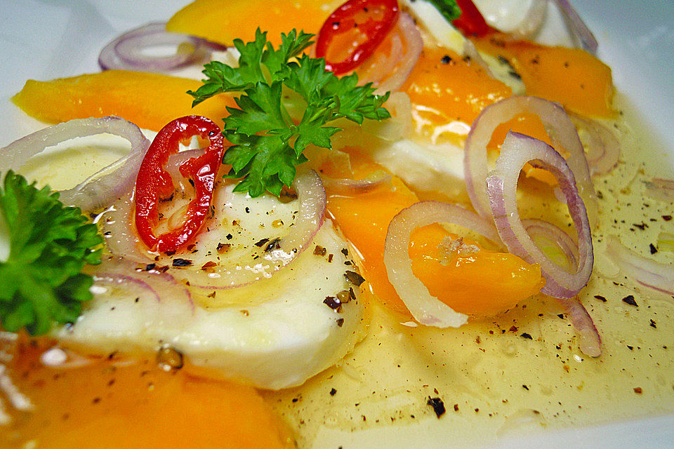 Büffelmozzarella mit Mangoscheiben und  fruchtigem Dressing