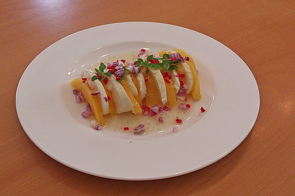 Büffelmozzarella mit Mangoscheiben und  fruchtigem Dressing