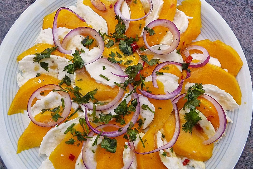 Büffelmozzarella mit Mangoscheiben und  fruchtigem Dressing