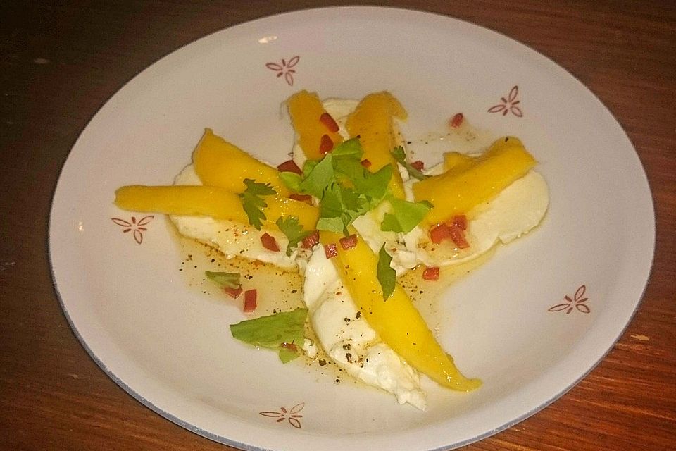 Büffelmozzarella mit Mangoscheiben und  fruchtigem Dressing