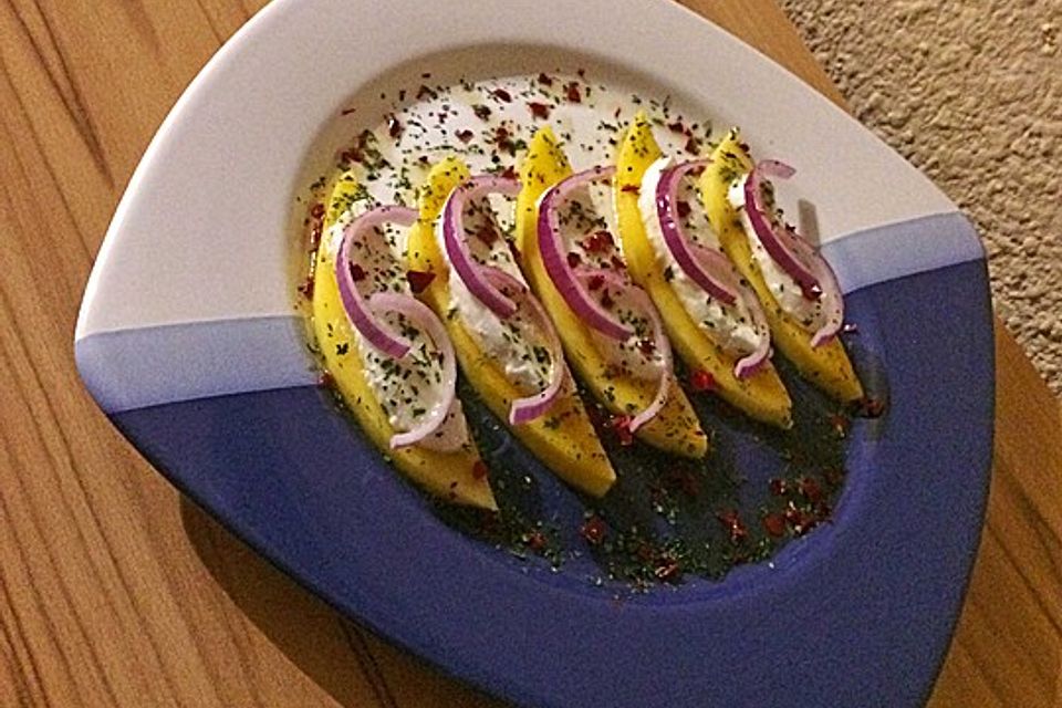 Büffelmozzarella mit Mangoscheiben und  fruchtigem Dressing