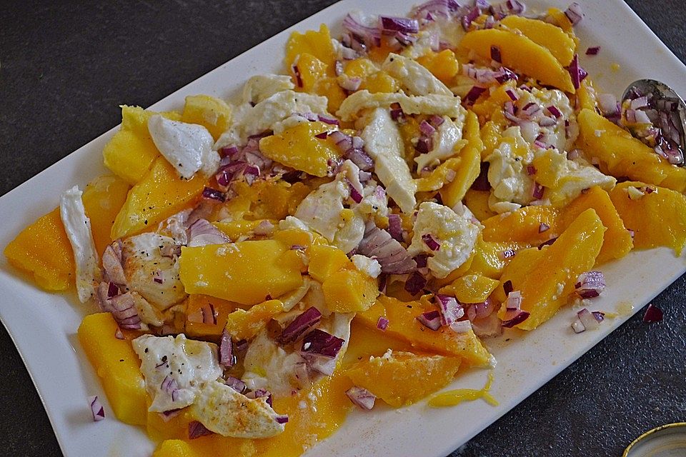 Büffelmozzarella mit Mangoscheiben und  fruchtigem Dressing