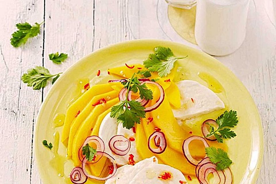 Büffelmozzarella mit Mangoscheiben und  fruchtigem Dressing