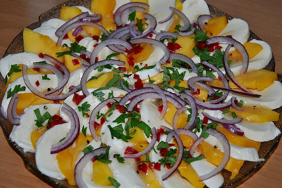 Büffelmozzarella mit Mangoscheiben und  fruchtigem Dressing