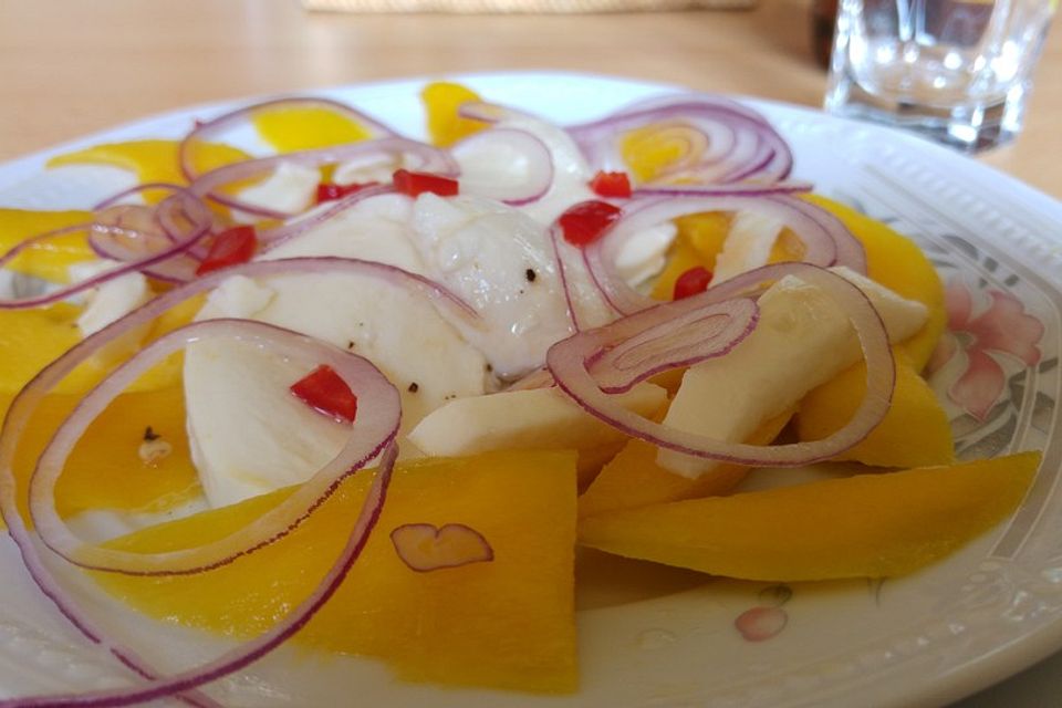 Büffelmozzarella mit Mangoscheiben und  fruchtigem Dressing