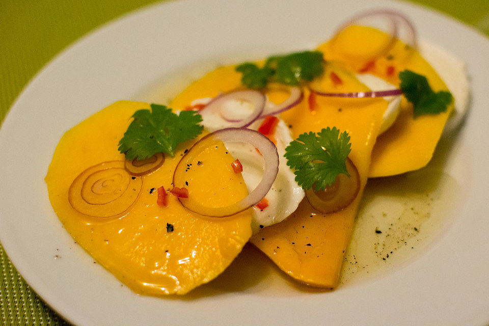 Büffelmozzarella mit Mangoscheiben und  fruchtigem Dressing