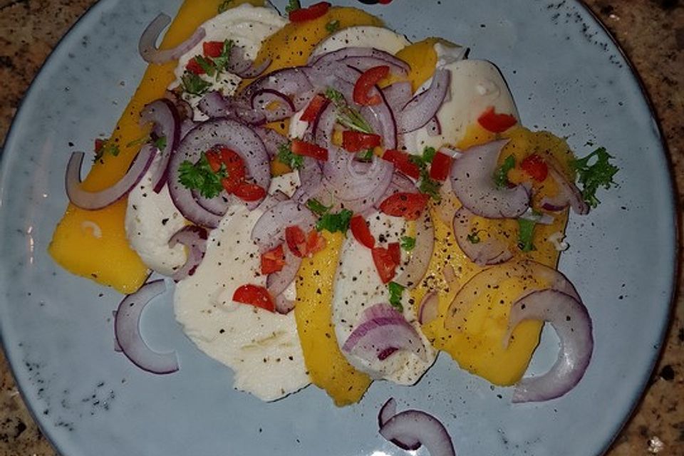 Büffelmozzarella mit Mangoscheiben und  fruchtigem Dressing