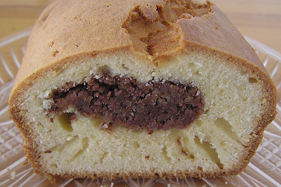 Vanille - Cake mit Mandel - Schoko - Füllung