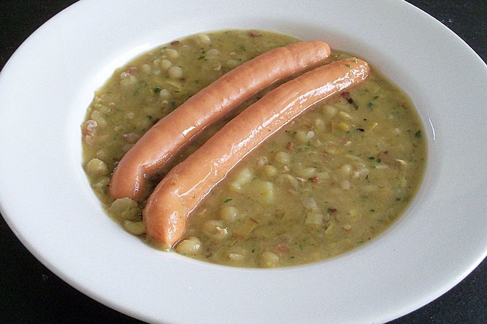 Grüne Erbsensuppe mit Speck