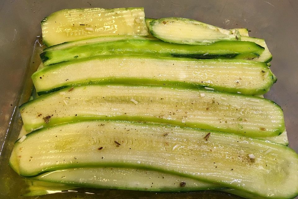 Zucchini in Knoblauch, Kräuter der Provence und Olivenöl