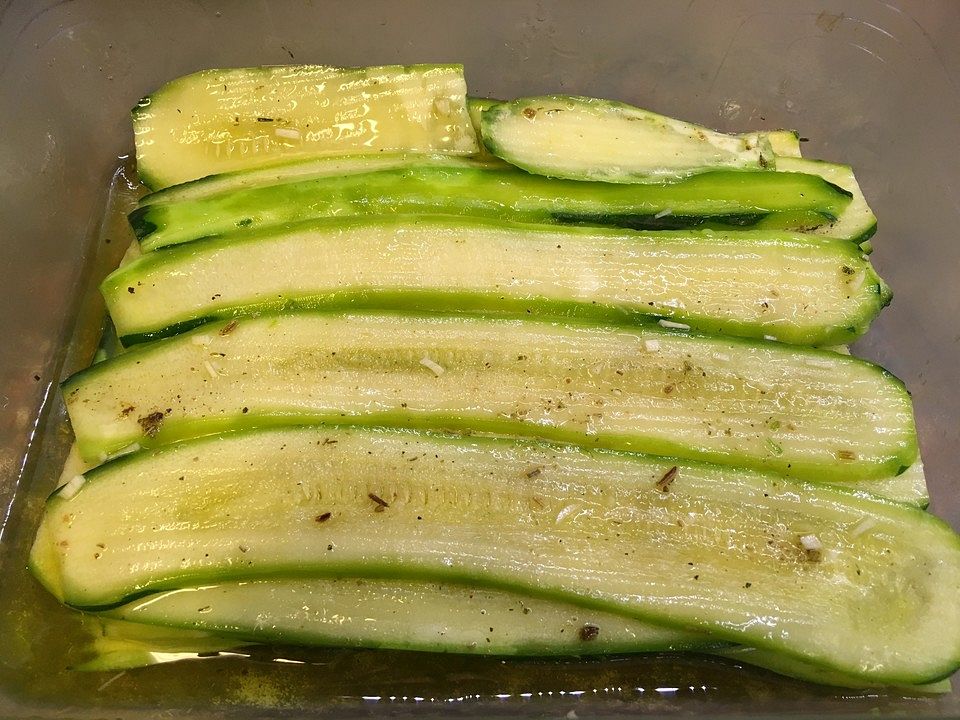 Zucchini in Knoblauch, Kräuter der Provence und Olivenöl von selective ...