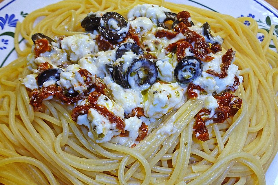 Spaghetti mit Feta, getrockneten Tomaten und Oliven