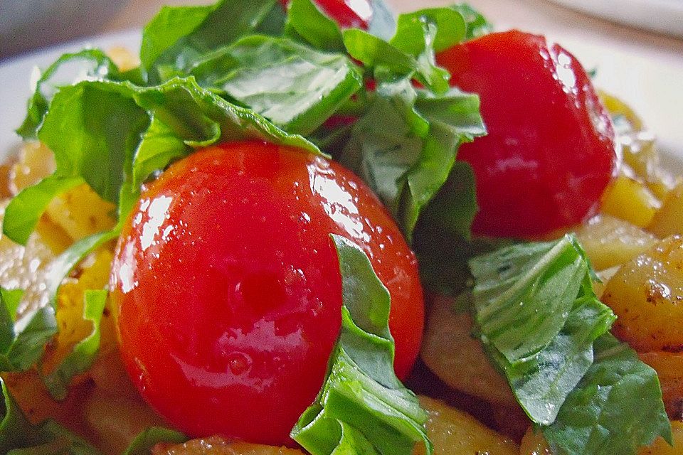 Kartoffelsalat mit Rucola, Feta und Kirschtomaten