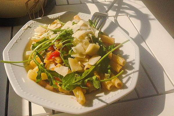 Nudeln mit Kirschtomaten, Rucola, Parmesan und Pinienkernen von Tordia ...