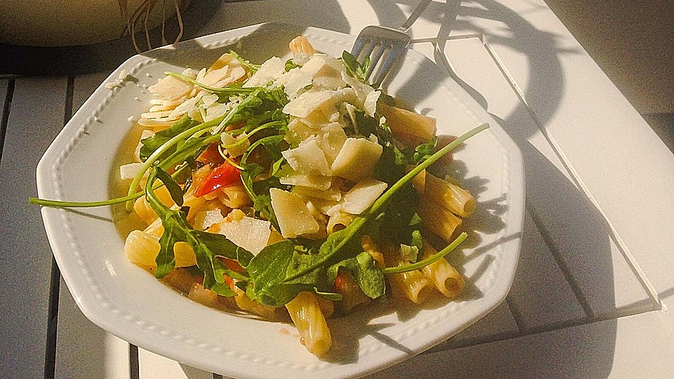 Nudeln mit Kirschtomaten, Rucola, Parmesan und Pinienkernen-image