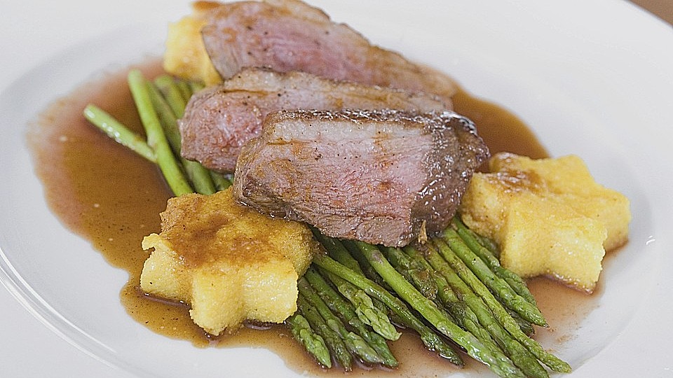 Gelackte Entenbrust in Orangen - Ingwersauce mit Polentasternen und Thaispargel von chefkoch