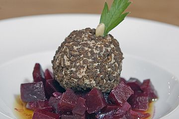 Geflügelleberpraline im Pumpernickelmantel auf  Rote Bete Salat in Himbeervinaigrette