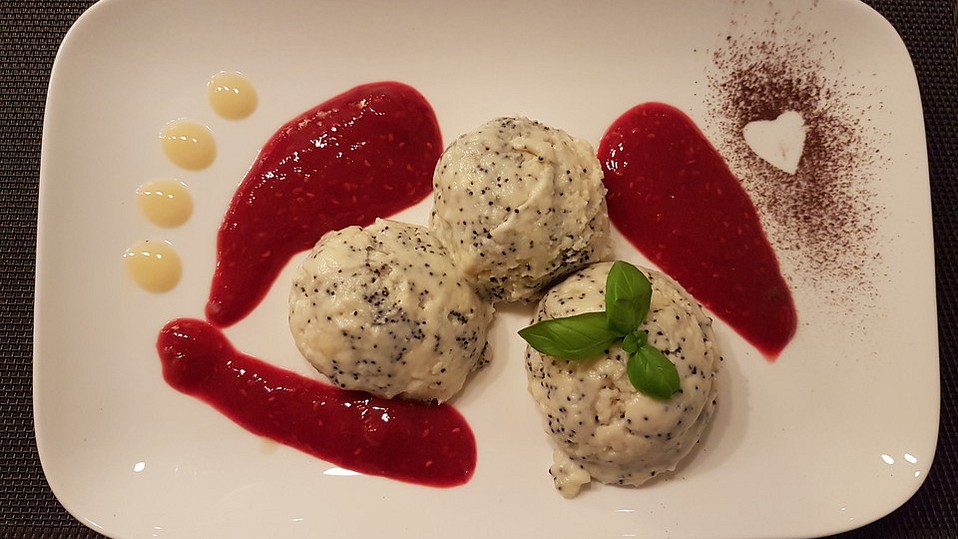Marzipan-Mohn-Mousse mit Himbeersauce von chefkoch