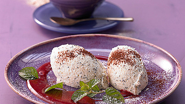 Marzipan-Mohn-Mousse mit Himbeersauce von chefkoch