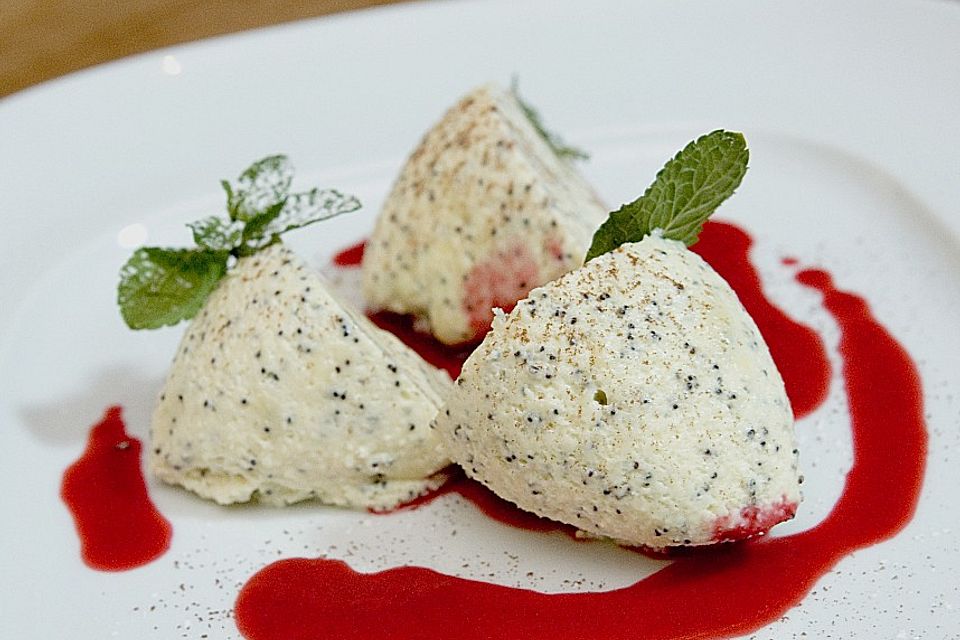 Marzipan-Mohn-Mousse mit Himbeersauce