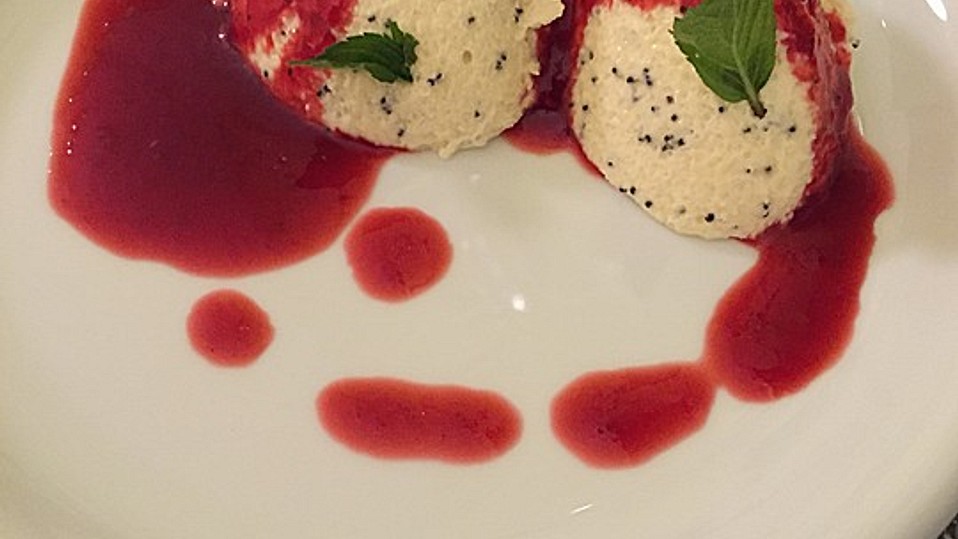 Marzipan-Mohn-Mousse mit Himbeersauce von chefkoch