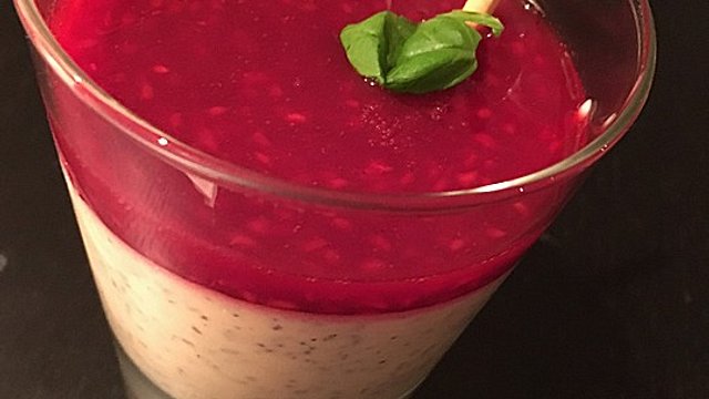 Marzipan-Mohn-Mousse mit Himbeersauce von chefkoch