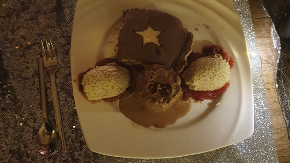 Pralinenparfait mit eingelegten Gewürzbirnen von chefkoch Pralinenparfait mit eingelegten Gewürzbirnen von chefkoch