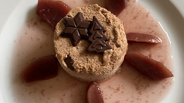 Pralinenparfait mit eingelegten Gewürzbirnen von chefkoch