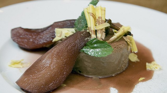 Pralinenparfait mit eingelegten Gewürzbirnen von chefkoch