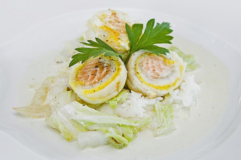 Roulade von Seezunge und Lachs auf gebratenem Chinakohl in Limonensauce