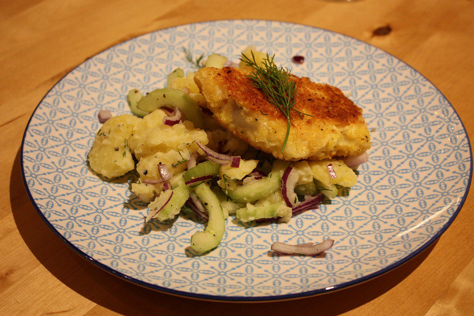 Leichter Kartoffelsalat mit Gurke und Dill