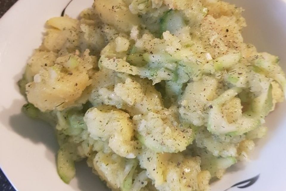 Leichter Kartoffelsalat mit Gurke und Dill