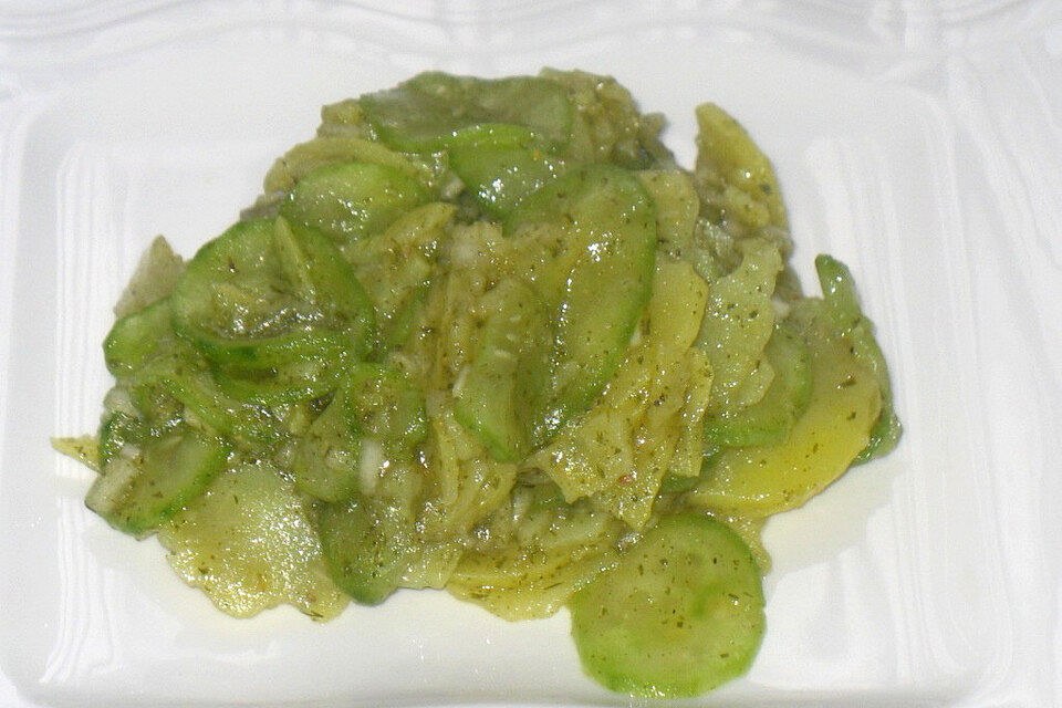 Leichter Kartoffelsalat mit Gurke und Dill