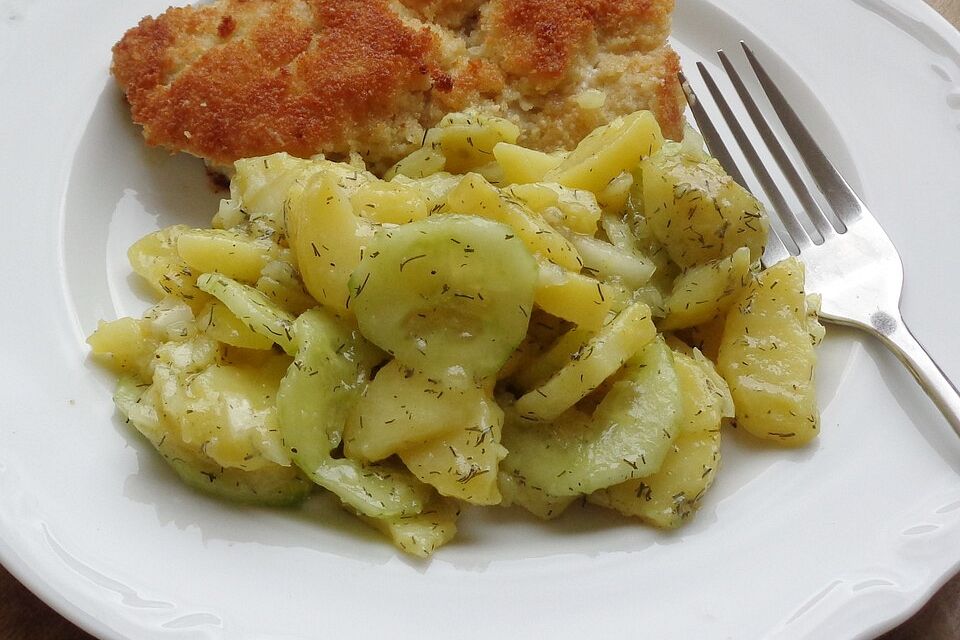 Leichter Kartoffelsalat mit Gurke und Dill