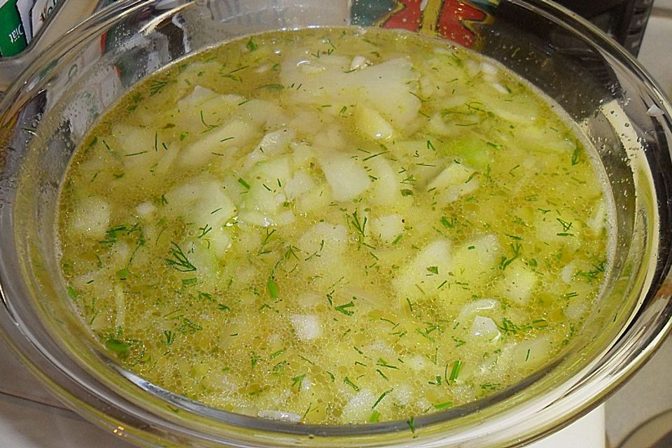 Leichter Kartoffelsalat mit Gurke und Dill