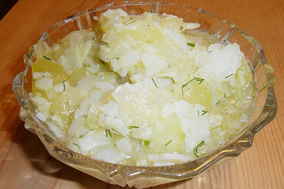 Leichter Kartoffelsalat mit Gurke und Dill