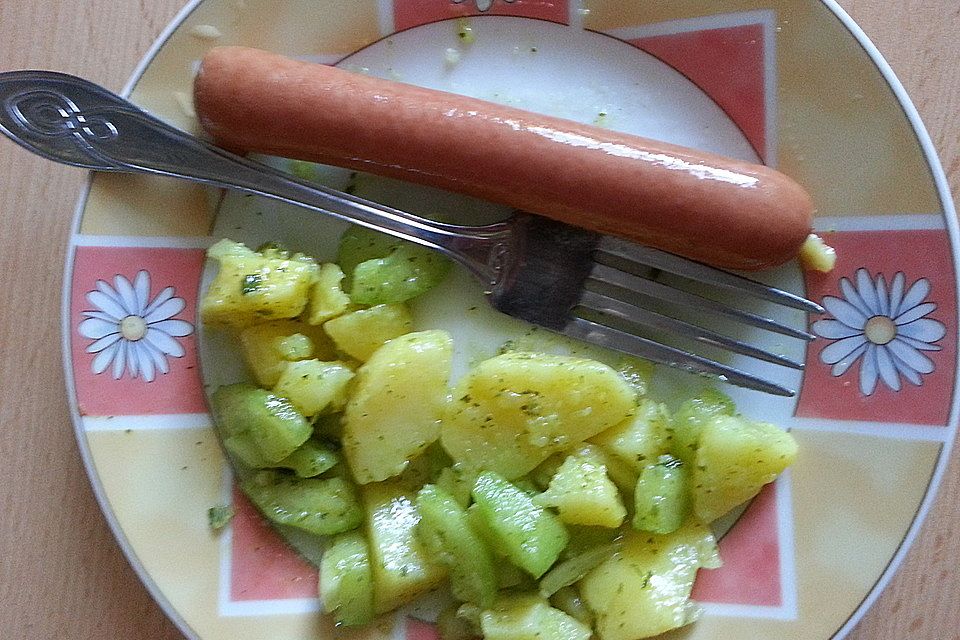 Leichter Kartoffelsalat mit Gurke und Dill