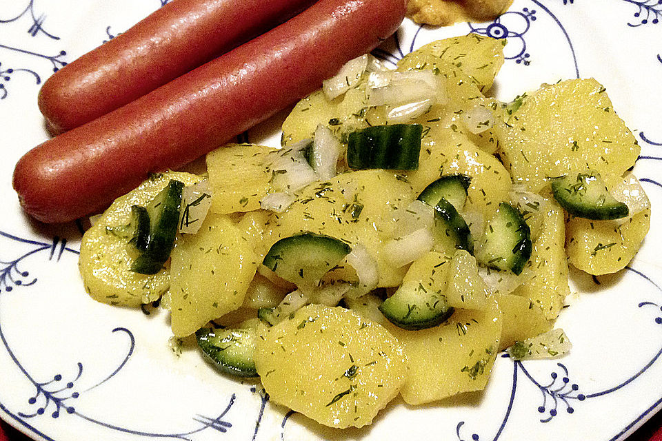 Leichter Kartoffelsalat mit Gurke und Dill