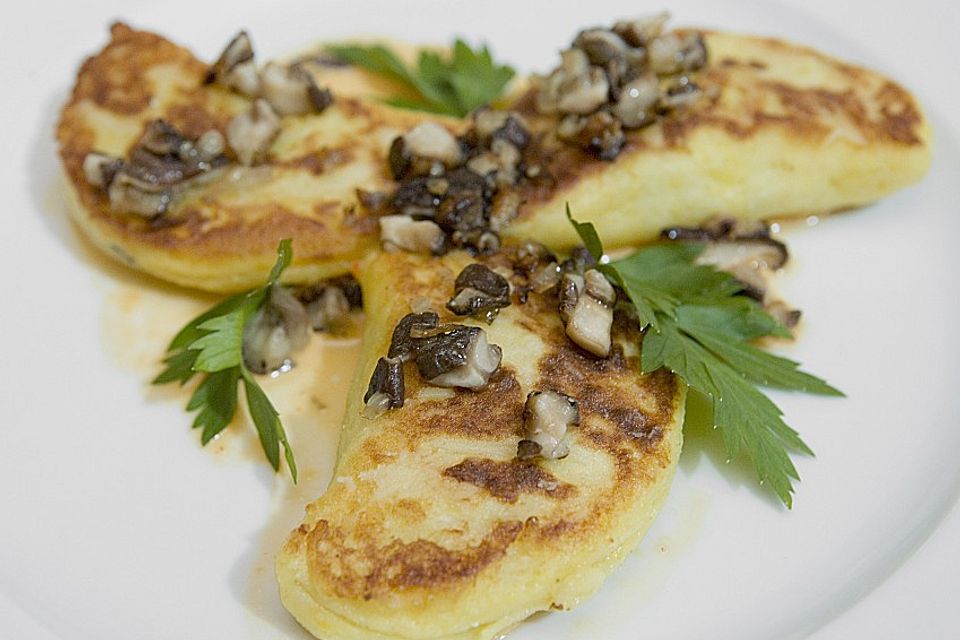 Mit Shiitake gefüllte Kartoffelravioli in roter Paprikacremesauce