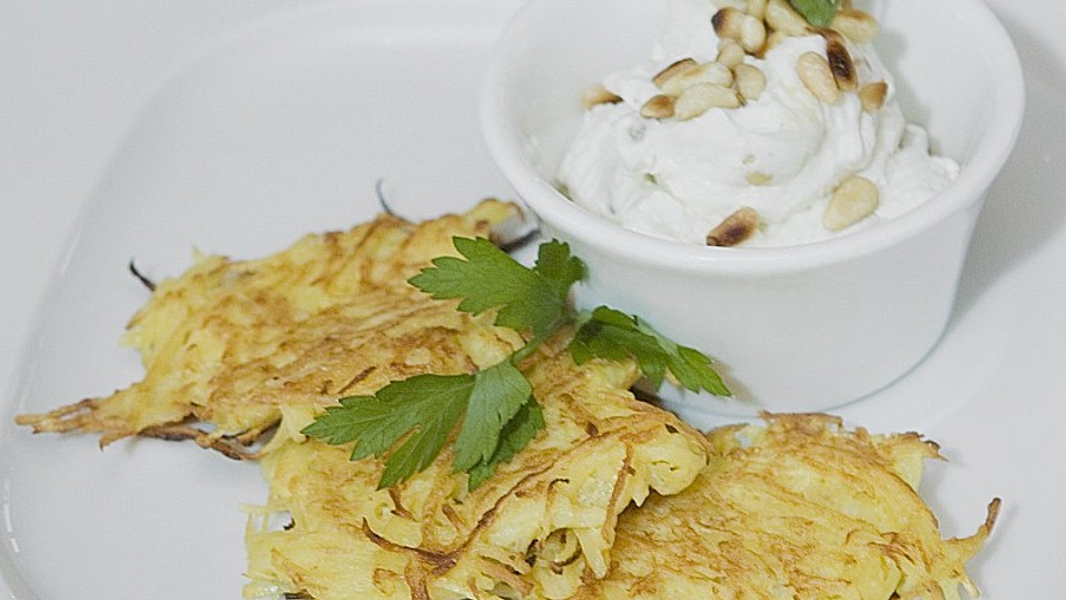 Steckr-benbratlinge-mit-Ziegenfrischk-se-Dip-und-Pinienkernen