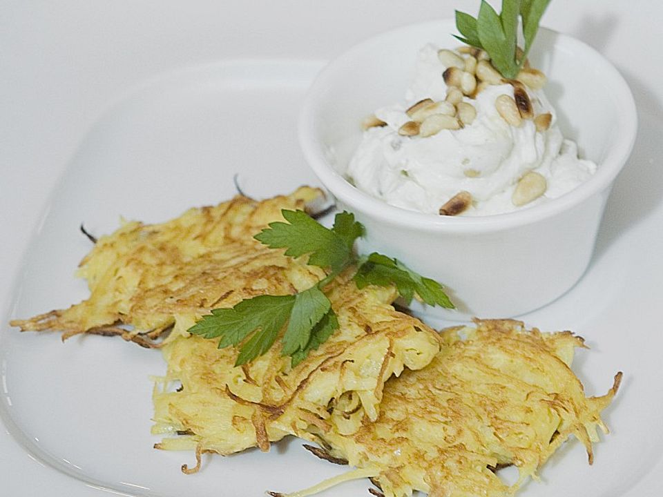 Steckrübenbratlinge mit Ziegenfrischkäse-Dip und Pinienkernen von ...