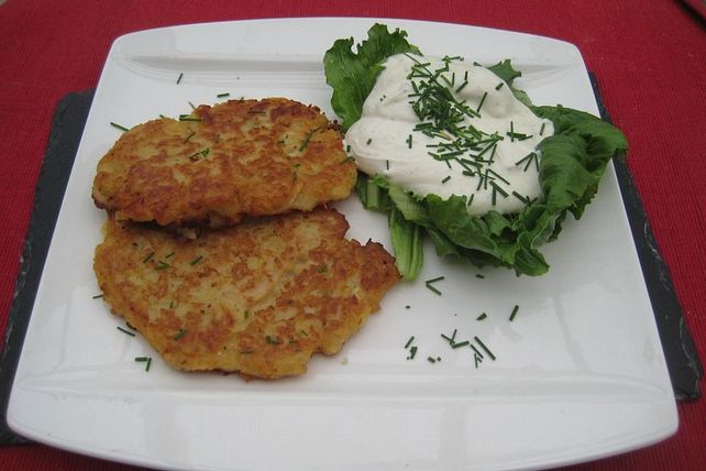 Steckrübenbratlinge mit Ziegenfrischkäse-Dip und Pinienkernen von ...