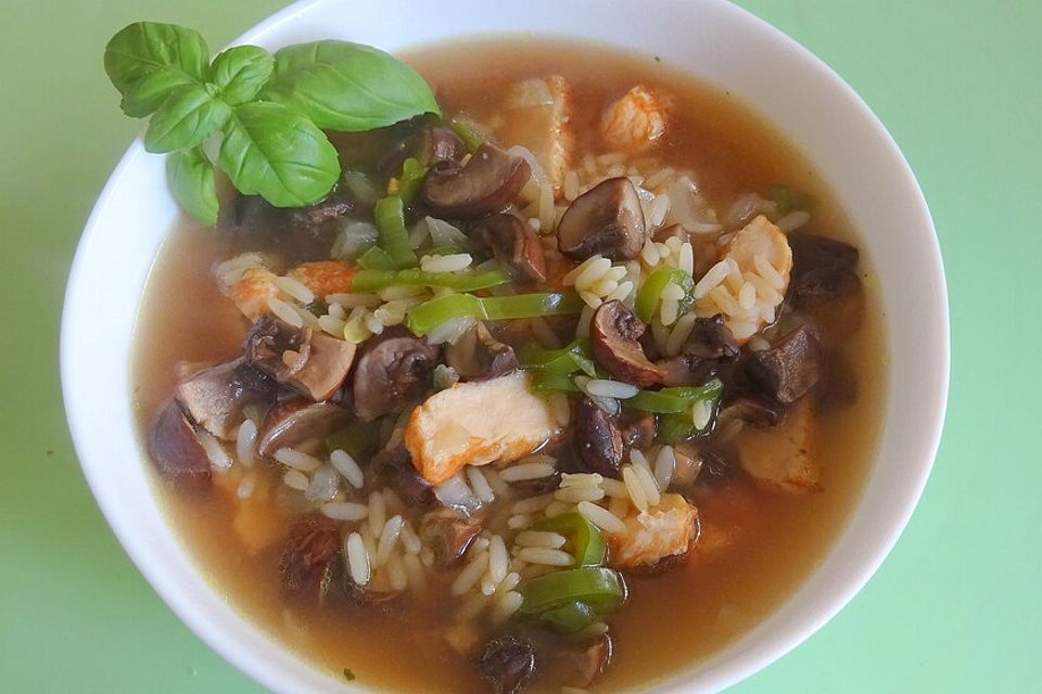 Reissuppe mit Champignons und Huhn