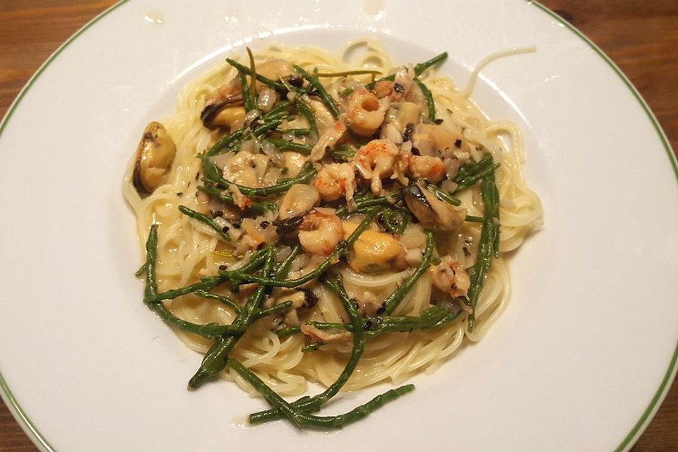 Gelbe Spaghetti mit Salicornes, Garnelen und Surimi