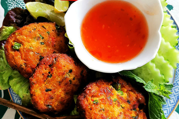 Thailändische Fischplätzchen mit Gurken - Ingwer - Relish von Surina ...