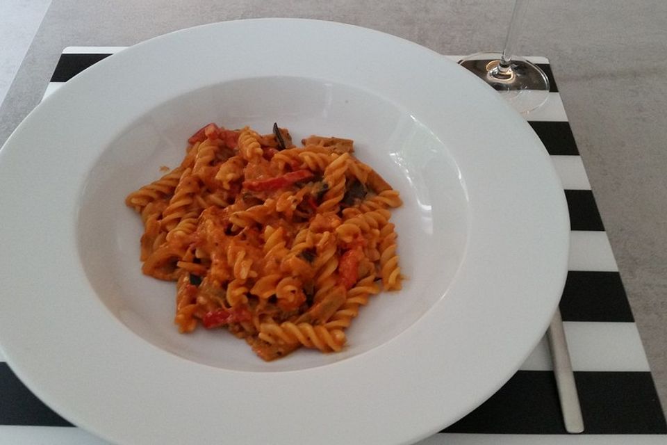 Fusilli mit Auberginen und Mozzarella