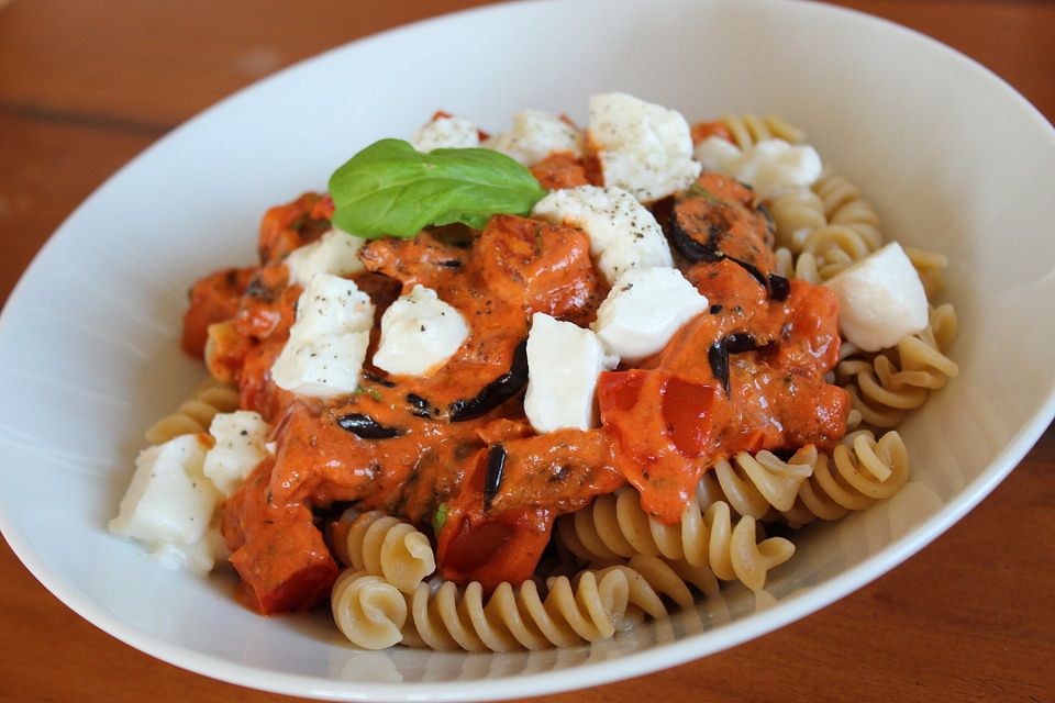 Fusilli mit Auberginen und Mozzarella