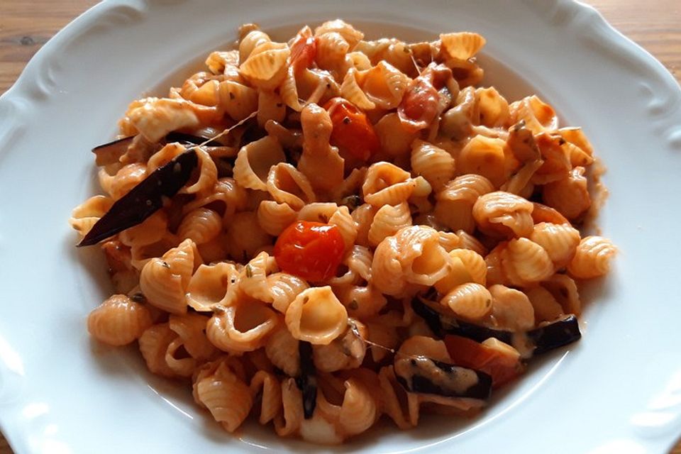 Fusilli mit Auberginen und Mozzarella