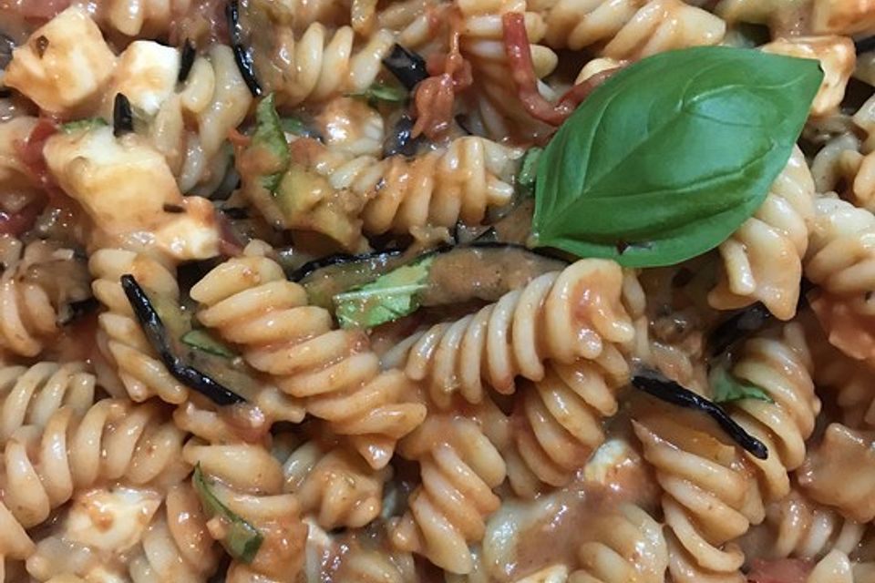 Fusilli mit Auberginen und Mozzarella